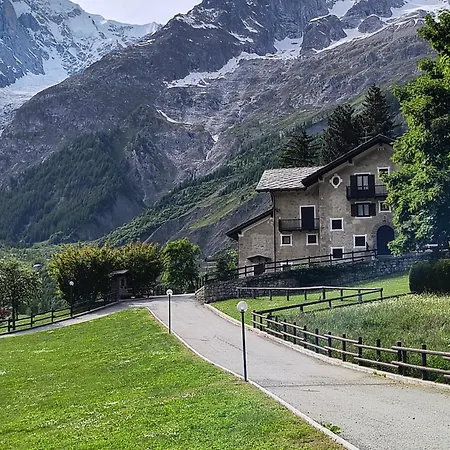 Apartment Refuge D'entreves - Con Balcone, Giardinetto E Vista Monte Bianco - Horizon Vacanze Courmayeur