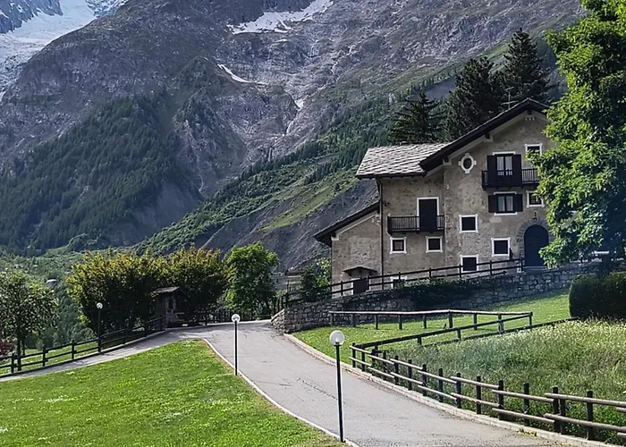 Apartment Refuge D'entreves - Con Balcone, Giardinetto E Vista Monte Bianco - Horizon Vacanze Courmayeur